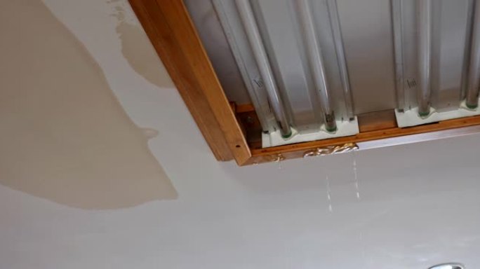 水管爆裂导致天花板灯具出水