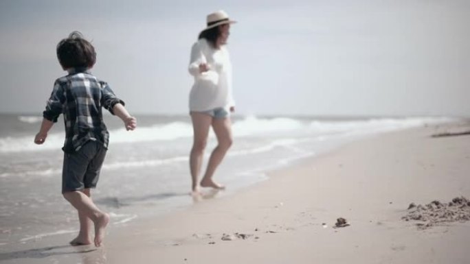 母子沿着海滩散步