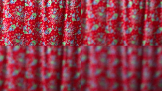 美丽的红色花卉窗帘图案，自然光背景