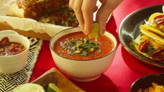 传统墨西哥美食，德克萨斯墨西哥美食。在番茄汤上榨柠檬汁配香菜，肉炸玉米饼配蔬菜和莎莎酱，鳄梨调味酱。