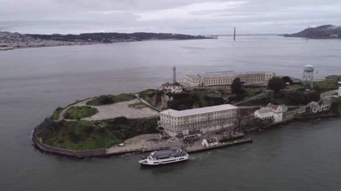 旧金山湾恶魔岛的鸟瞰图。美国。最著名的恶魔岛监狱，监狱。观光的地方。背景中的金门大桥。