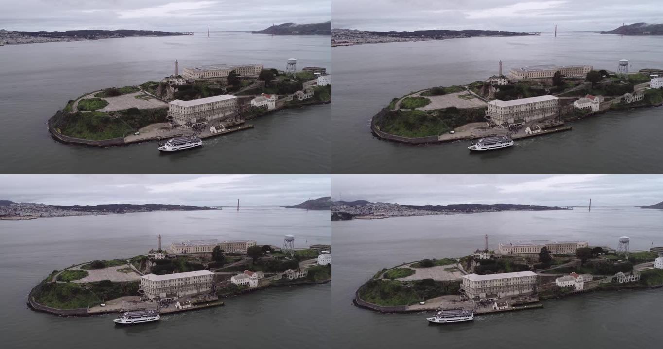 旧金山湾恶魔岛的鸟瞰图。美国。最著名的恶魔岛监狱，监狱。观光的地方。背景中的金门大桥。
