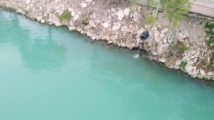 排水沟流向河流