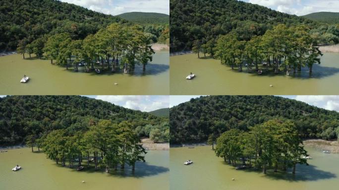 俄罗斯阿纳帕山脉的柏树苏科湖鸟瞰图，绿树矗立在湖水中