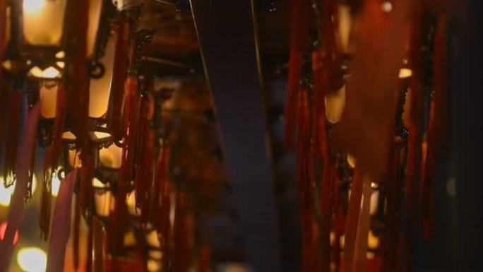 亚洲寺庙的内部悬挂着点着的灯笼