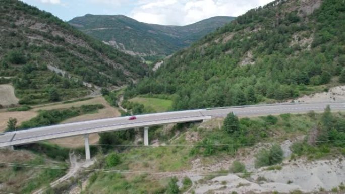 山景中的快速入门之路。穿过山间桥的高速公路。