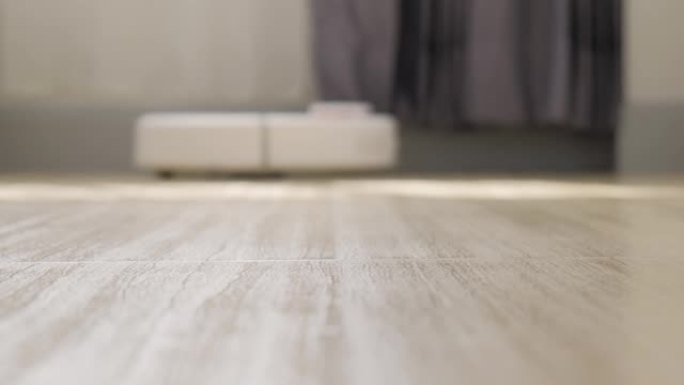 自动机器人真空吸尘器清洁瓷砖地板。
