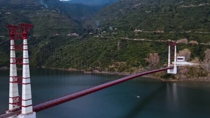 印度最长的可机动单车道吊桥Dobra Chanthi桥的鸟瞰图。建在泰里湖上。
