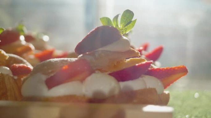 草莓奶油奶酪在窗户上的烤面包上，带太阳灯，慢动作。