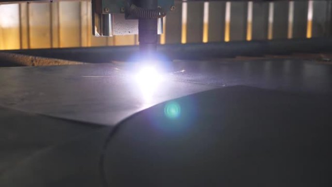 用数控等离子切割金属板。高精度的现代技术。激光切割机在工作。用钢板制造工件。工业金属加工生产。慢动作
