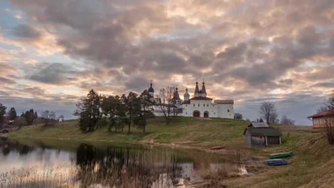 俄罗斯东正教教堂的Ferapontov Belozersky修道院在日出云前。俄罗斯
