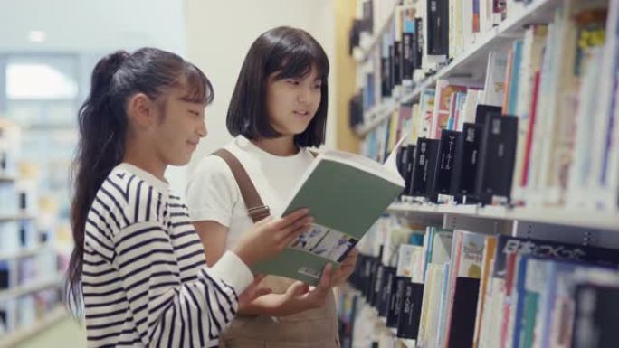 两个年轻的青春期女孩一起读教科书