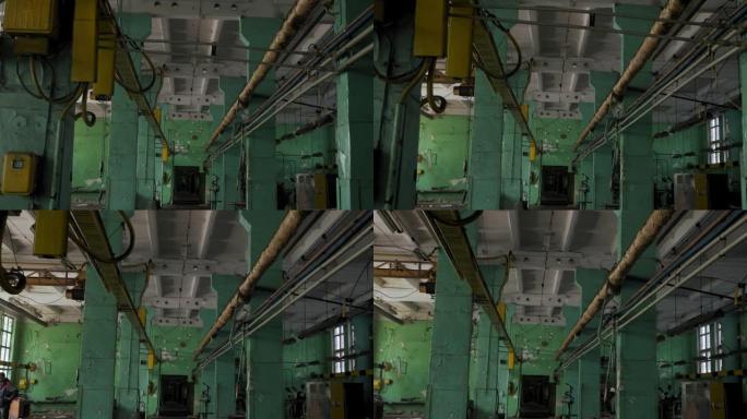 旧的黑暗废弃工厂。移动摄像机镜头