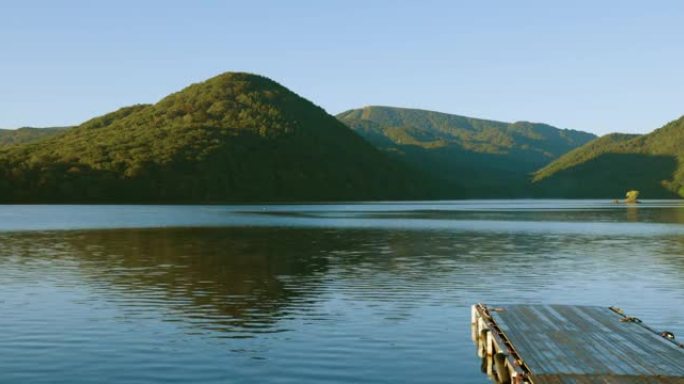 平静的波浪湖和万代山