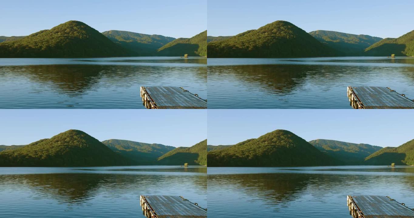 平静的波浪湖和万代山