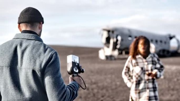 在冰岛的s ó lheimasandur飞机失事中拍摄游客的风景照片