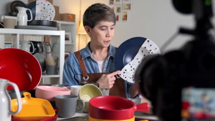 亚洲女性博客作者vlogger和在线影响者录制有关陶瓷制造和产品的在线营销和销售以及电子商务的视频内