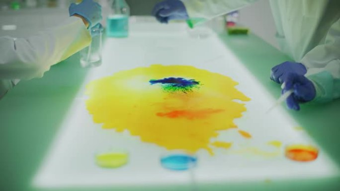 实验室教室: 科学家统一学习科学的孩子和老师。混合多色液体的实验室实验特写