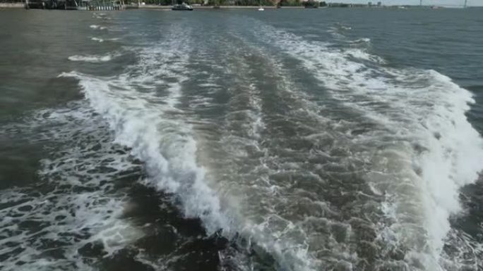 船尾在水面上的波浪