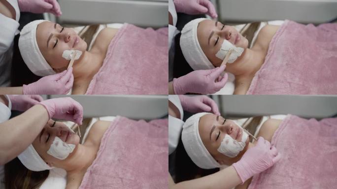沙龙女性面部抹刀面膜的水疗程序