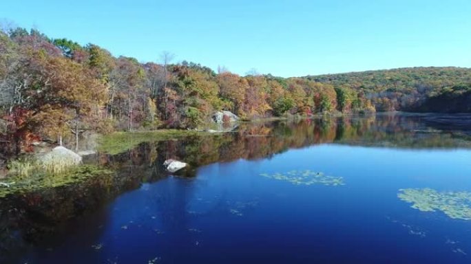 秋天风景秀丽的湖泊沿着海岸线低空飞行