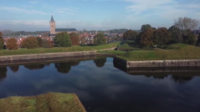 堡垒城市纳尔登 (Naarden) 在无风的日子里带着教堂和美丽的水倒影，在荷兰，空中前进