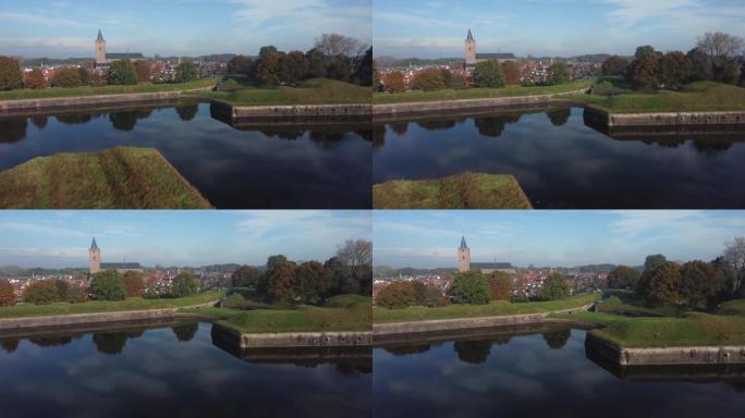 堡垒城市纳尔登 (Naarden) 在无风的日子里带着教堂和美丽的水倒影，在荷兰，空中前进