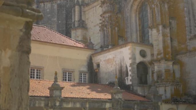 在葡萄牙托马尔古城的基督修道院内。