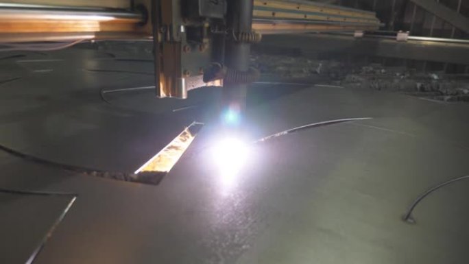用数控等离子切割金属板。高精度的现代技术。激光切割机在工作。用钢板制造工件。工业金属加工生产。慢动作
