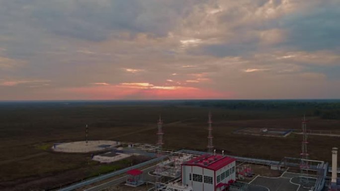 这架无人机在夕阳下飞越加拿大北部和俄罗斯的一个油气田。石油、天然气和碳氢化合物工业的衰落