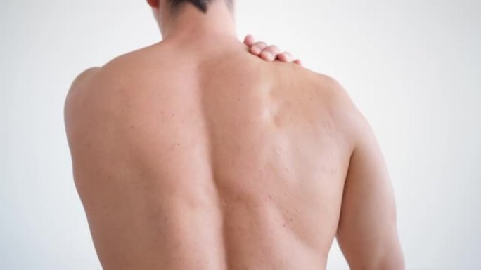 人们饱受背痛之苦。身体和皮肤护理的概念。颗粒男性皮肤。