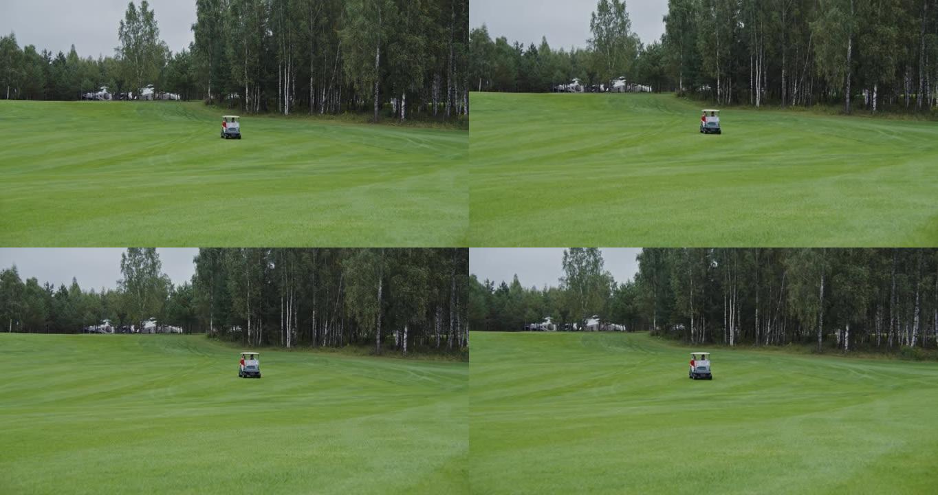 高尔夫球场的全景，高尔夫球车驶过