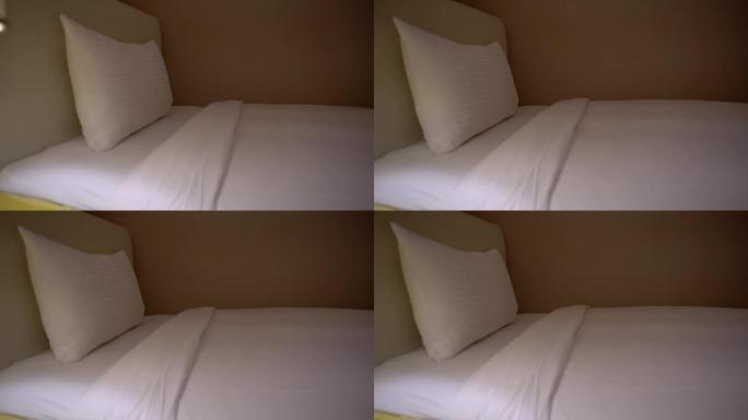 酒店房间里有一张带白色床单和大窗户的双人床