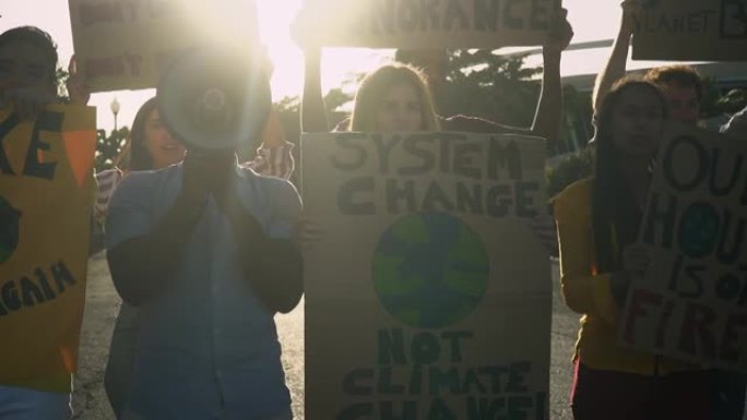 抗议气候变化的示威团体-多种族的人在马路上举着环境灾难的横幅-全球变暖的概念