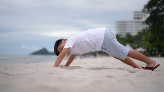 亚洲男孩在海滩上锻炼