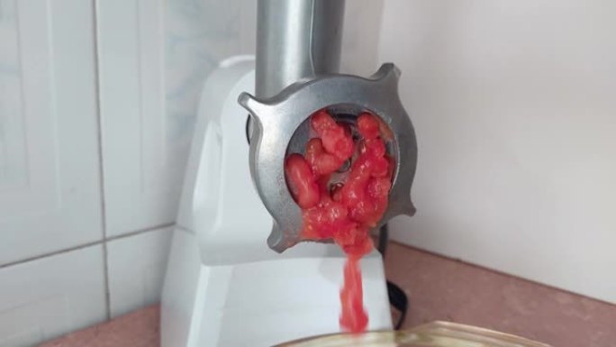 西红柿在绞肉机中扭曲