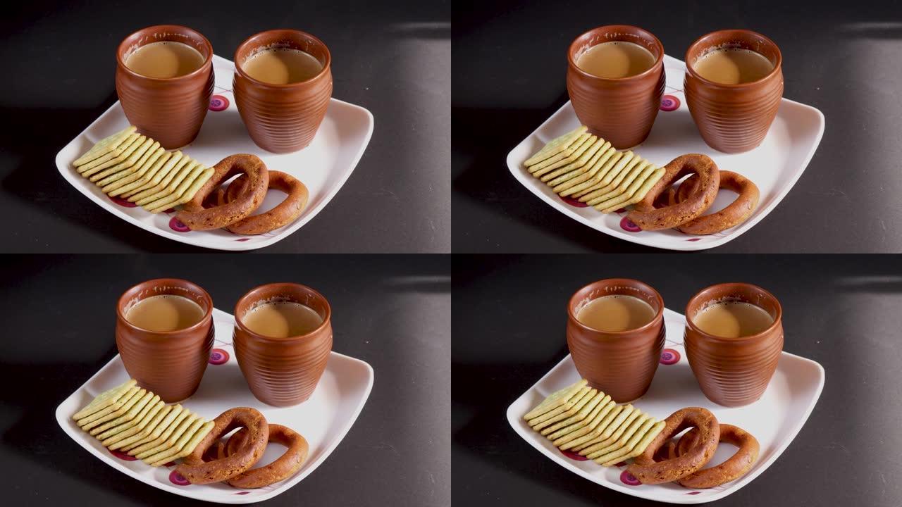 在印度，茶歇期间，用土杯中的小豆蔻，丁香，生姜和肉桂等成分制成的热马萨拉茶，晚上的点心放在方形盘子上