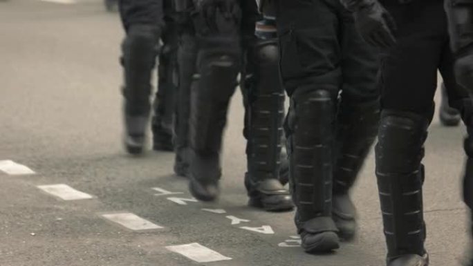 防暴警察在路上行走。