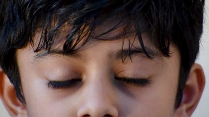 盯着相机的印度小孩的眼睛特写。