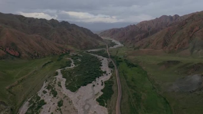 吉尔吉斯斯坦天山河流的风景鸟瞰图