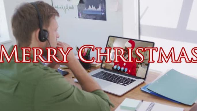 带耳机的高加索男子的圣诞快乐动画与家人在笔记本电脑上进行视频通话