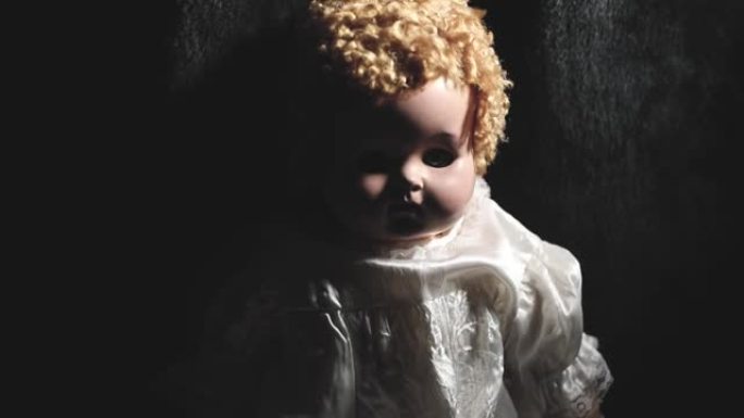 阴影中的幽灵复古娃娃