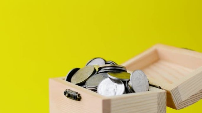 钱箱木制百宝箱将贵重物品存放在慢速旋转箱内。储存着许多硬币。存钱取钱的概念木箱视频