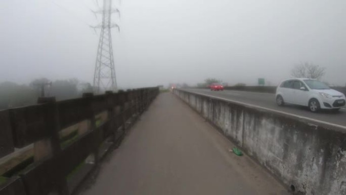 雾中的高速公路