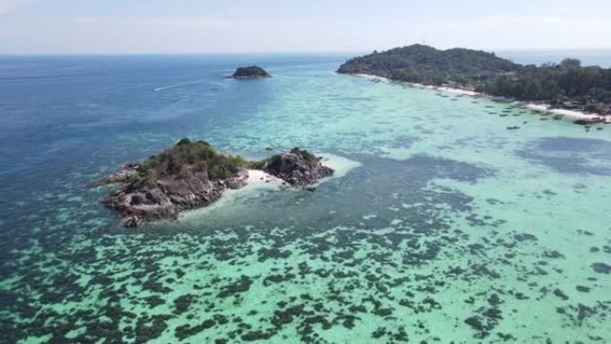 在泰国南部利培岛的小岛上飞越清澈的海洋