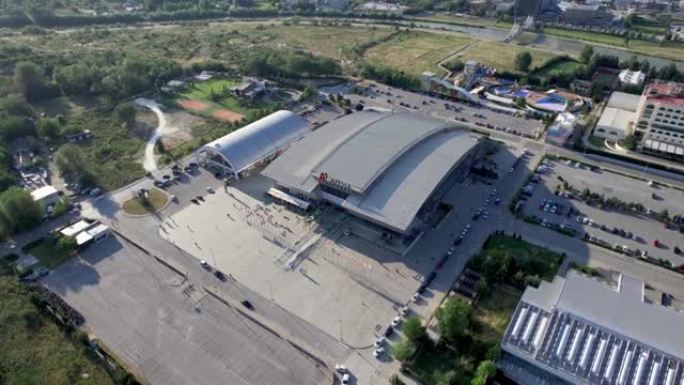 斯科普里的A1竞技场是多功能体育馆，拥有重要的体育和娱乐活动。鸟瞰图，建制镜头