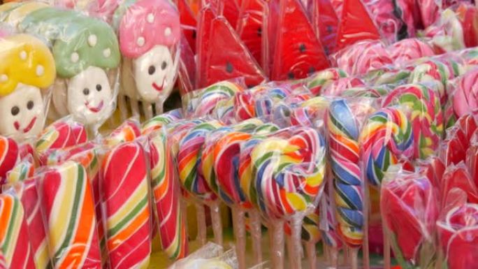 糖果店柜台上一排排美丽的五彩棒棒糖