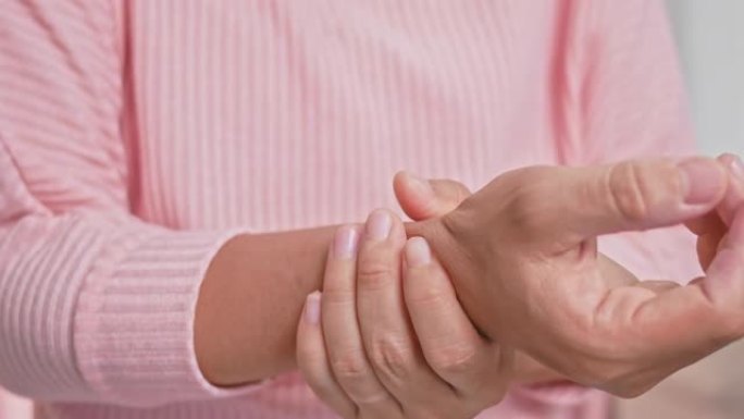 女性因长时间工作在计算机或家庭主妇，腕管综合症，关节炎而导致的手腕疼痛的特写镜头。神经疾病概念。
