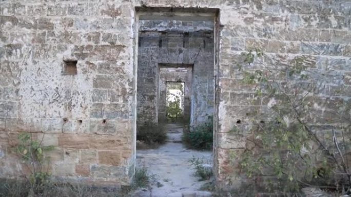 旧被毁的城堡中几乎没有门口