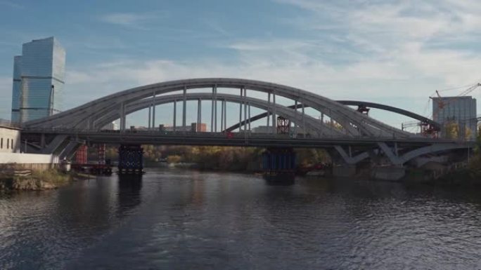 秋天。日落时分，在横跨莫斯科河的汽车和铁路桥上，从游船的一侧可以看到风景。